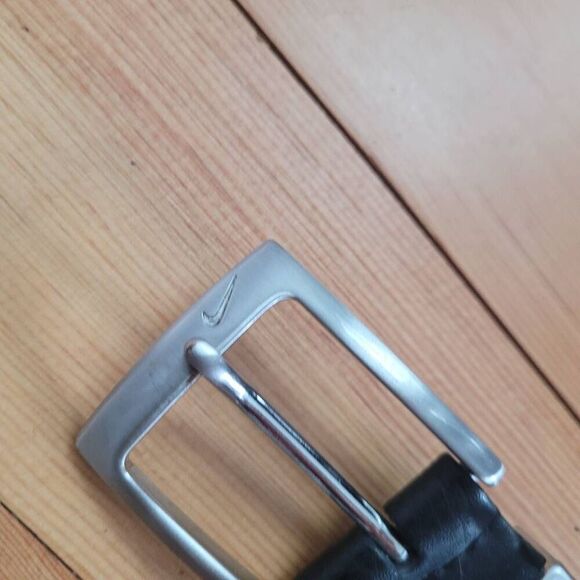 Nike black pebbled leather belt silver buckle preppy‎ everyday neutral - Picture 5 of 10